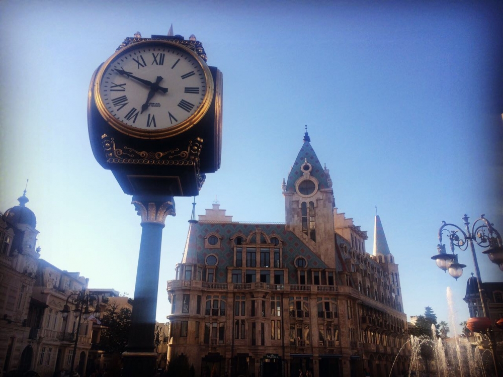часы  на Площади Европы Батуми