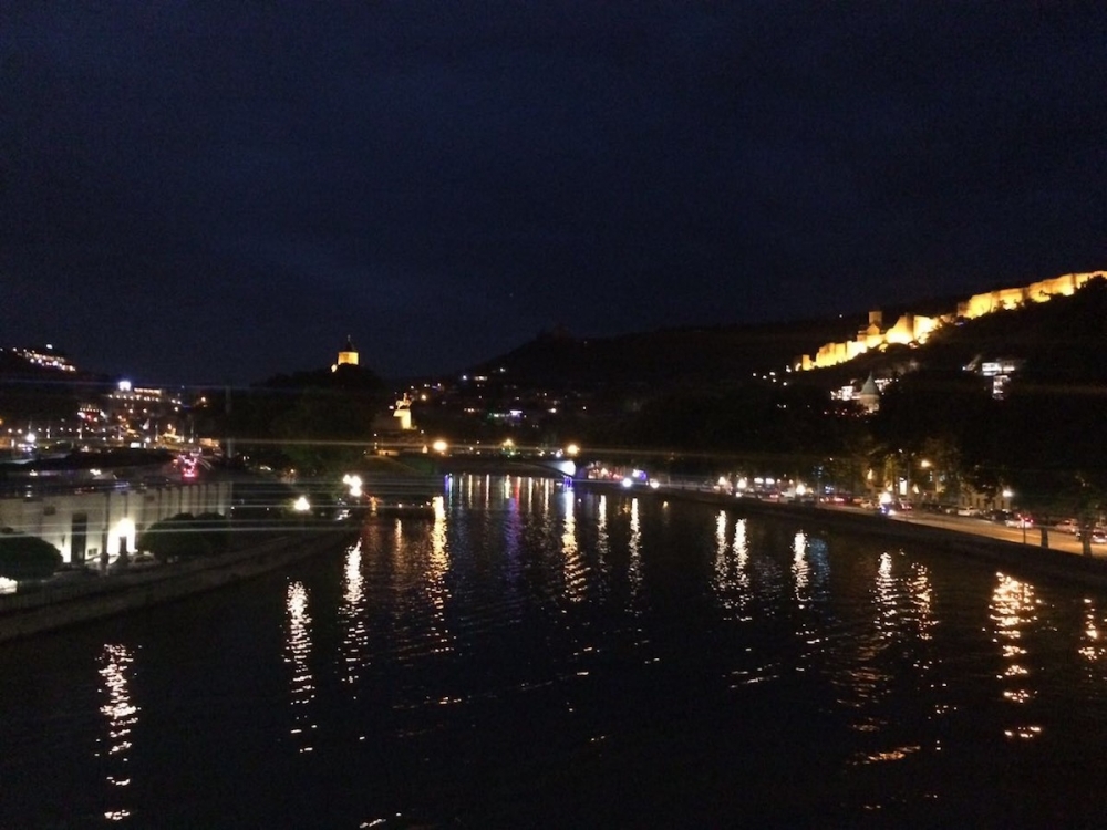 Вид ночного Тбилиси с Моста Мира