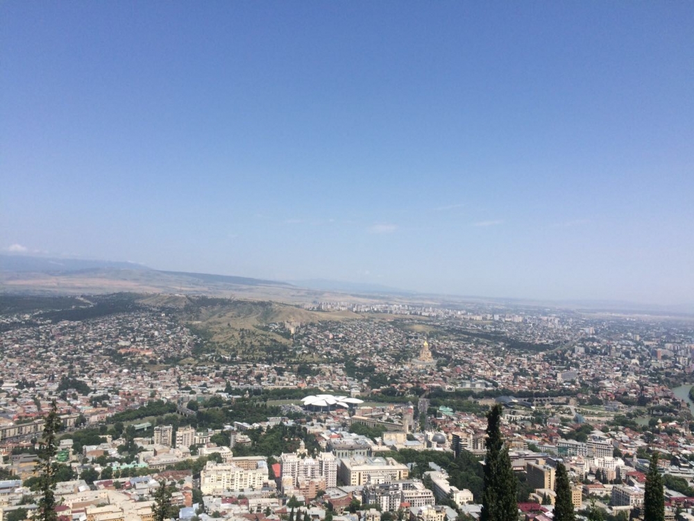 Вид на Тбилиси и его окрестности со смотровой площадки